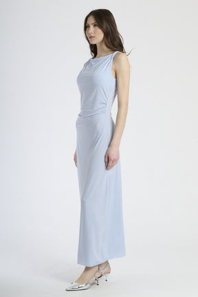Abito elegante di colore azzurro, silhouette slim e colletto drappato, perfetto per eventi speciali.