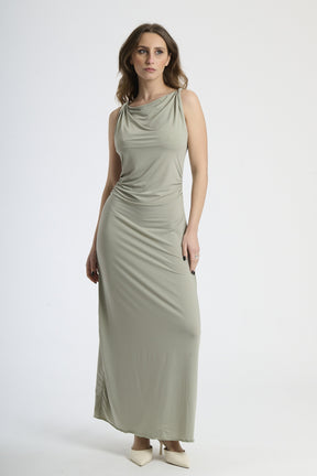 Abito elegante di colore militare, silhouette slim con colletto drappato, perfetto per eventi speciali.