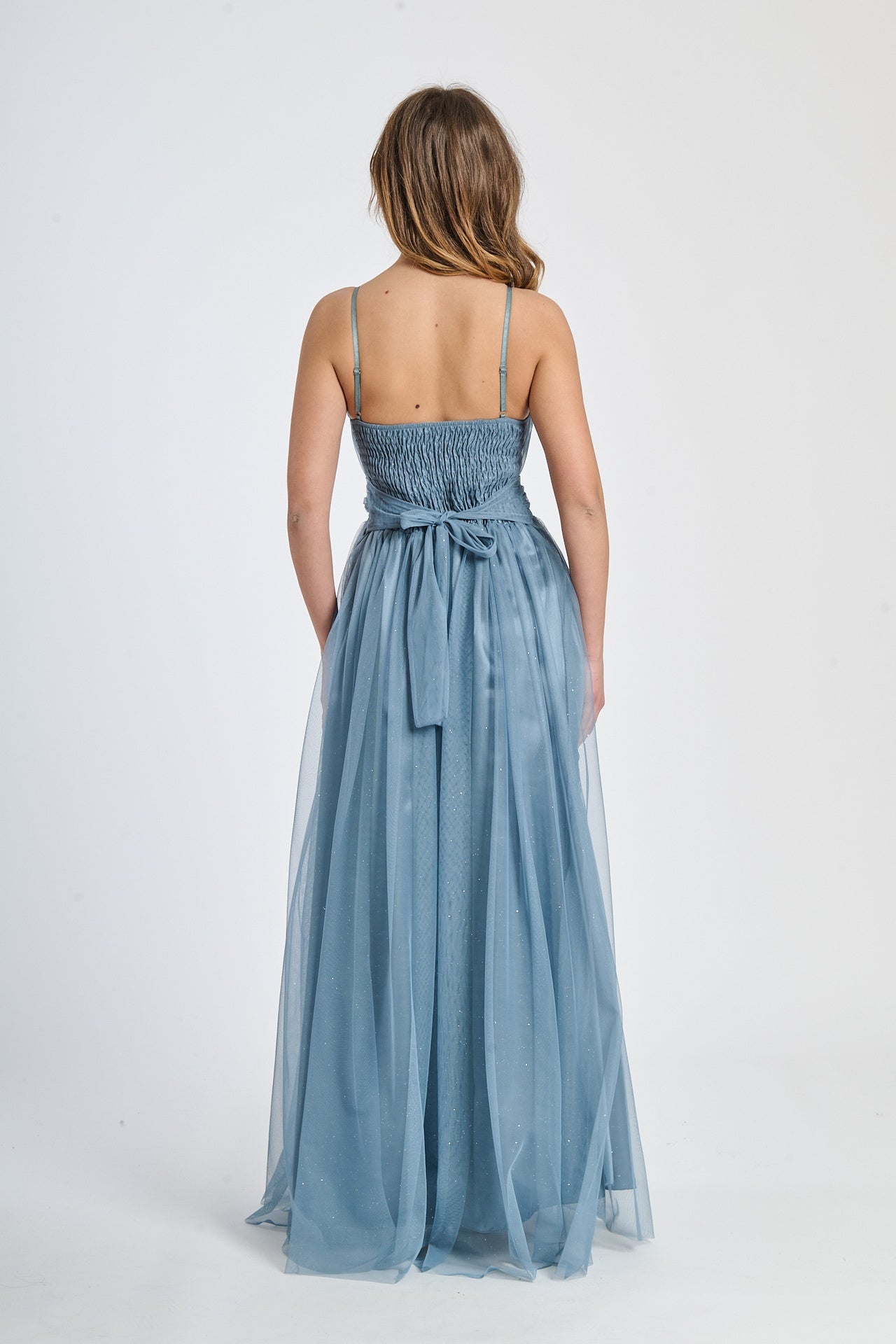 Abito elegante grigio con falda ampia fluida, perfetto per serate formali