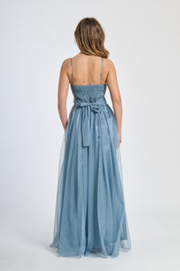 Abito elegante grigio con falda ampia fluida, perfetto per serate formali