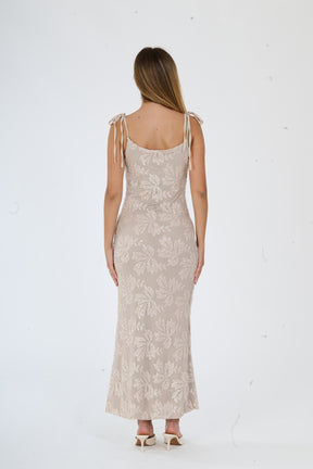 Abito elegante in pizzo con taglio a spalline sottili e gonna dritta, perfetto per eventi speciali.