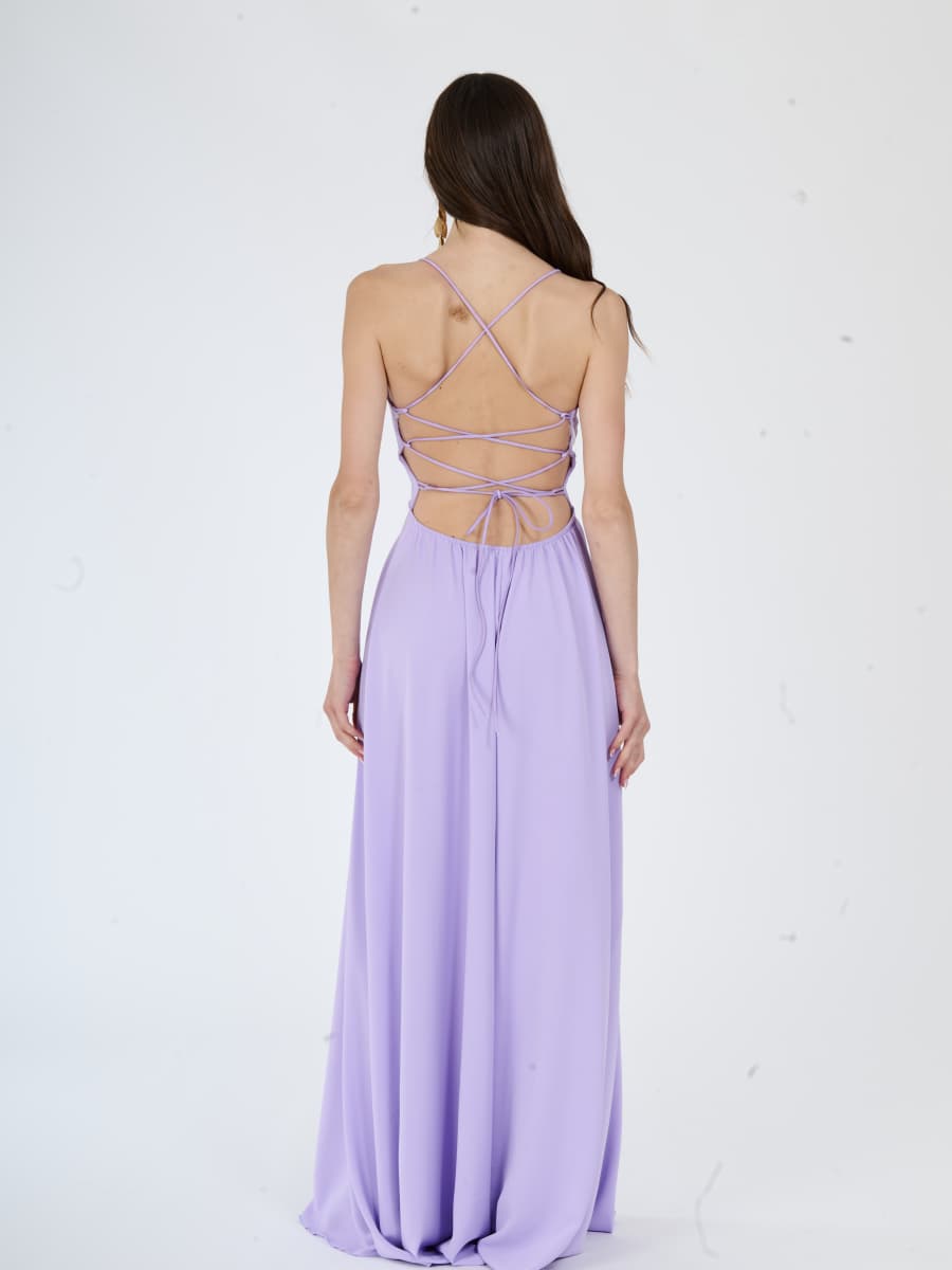 Abito elegante lilla con taglio avvolgente e gonna ampia, per occasioni speciali.