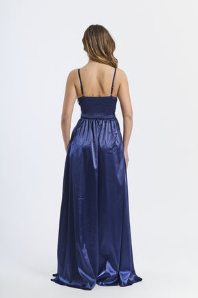 Abito elegante navy con raso satinato, spalline sottili e gonna fluida, perfetto per eventi formali e notturne