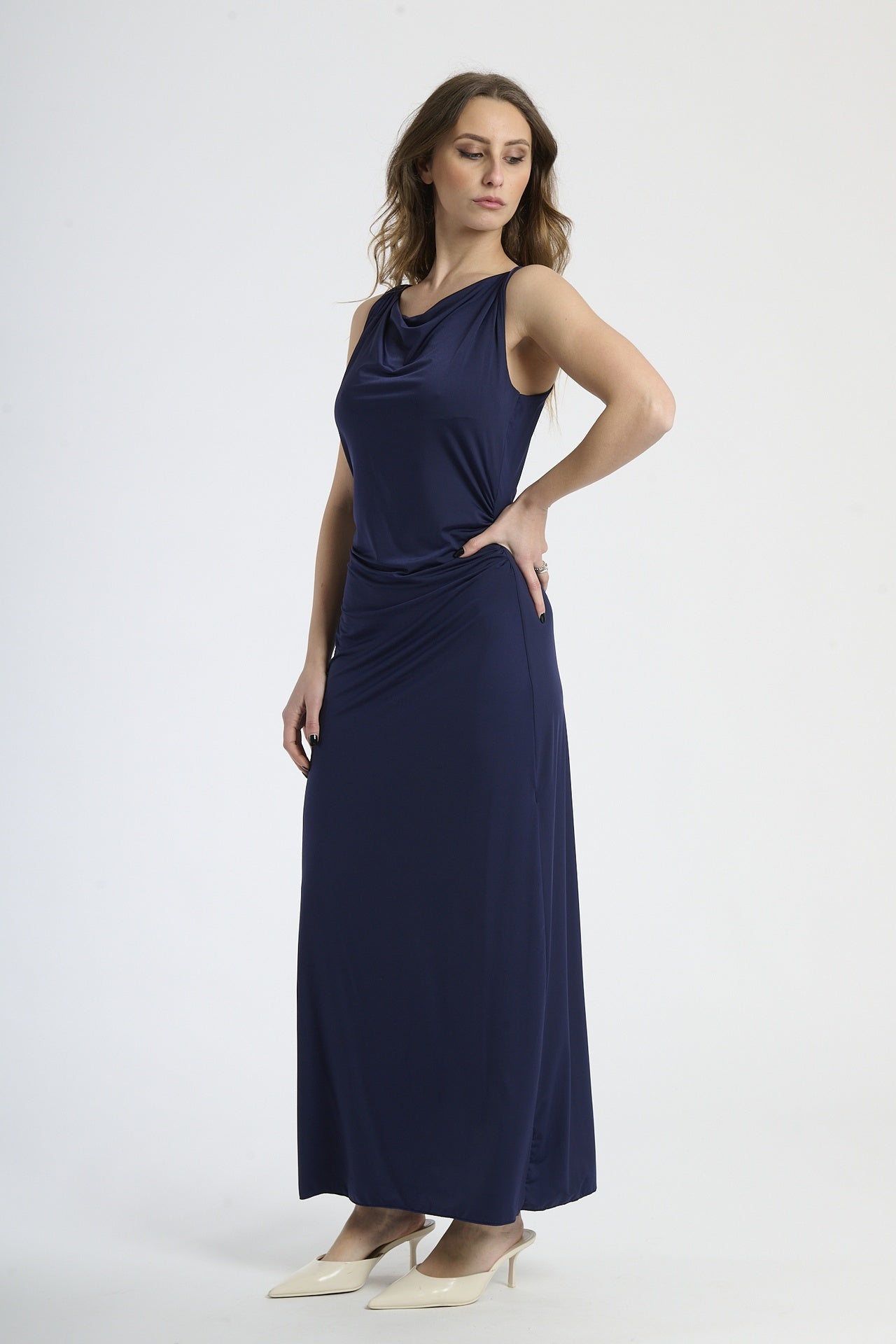 Abito elegante nero, silhouette slim con colletto drappato, perfetto per eventi speciali.