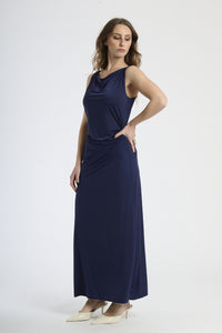 Abito elegante nero, silhouette slim con colletto drappato, perfetto per eventi speciali.