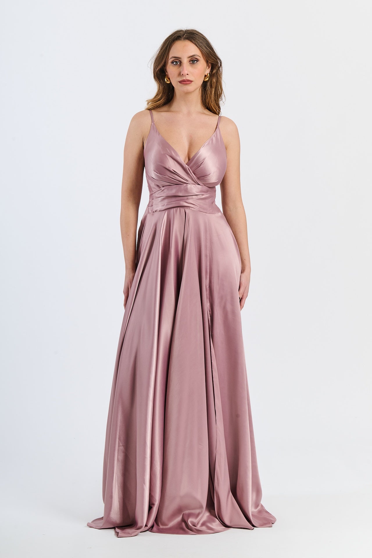 Abito elegante rosa antico con raso lucido, spalline sottili e gonna fluida, perfetto per eventi speciali e notturne