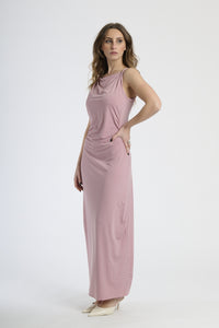 Abito elegante rosa antico, silhouette slim con colletto drappato, perfetto per occasioni formali.