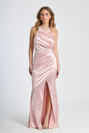Abito elegante rosa in raso, scollo a collo alto e falda con fessura