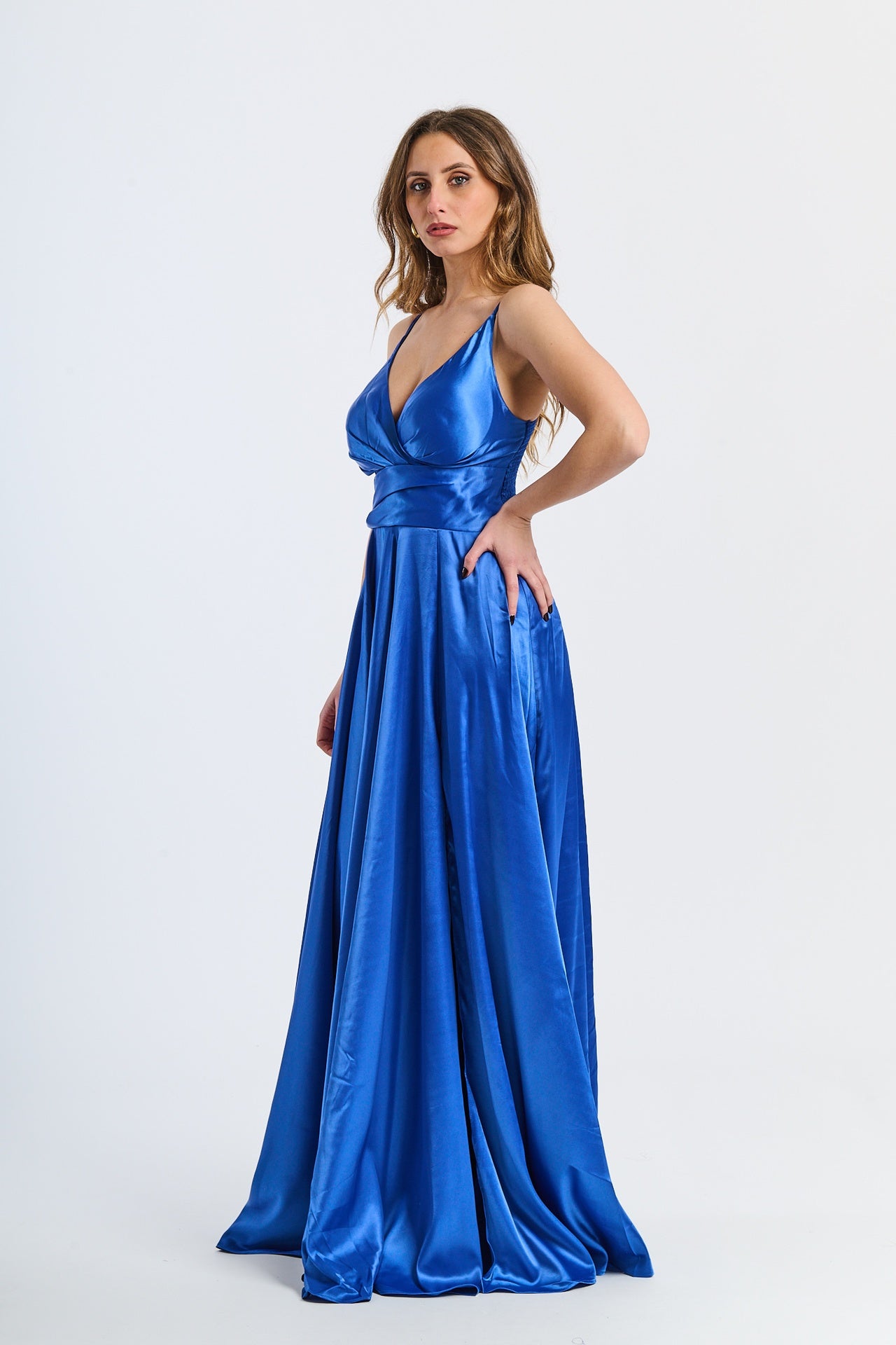 Abito formale bluette con taglio fluido, spalline sottili e finitura raffinata, adatto per serate notturne e classiche