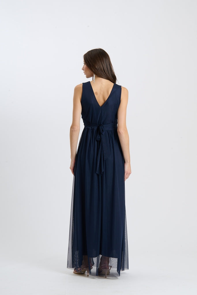 Abito formale in navy, silhouette fluida, scollatura a V, senza maniche, adatto per occasioni chic.