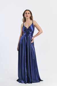 Abito formale navy con taglio fluido, spalline sottili e finitura raffinata, adatto per serate notturne e iconiche