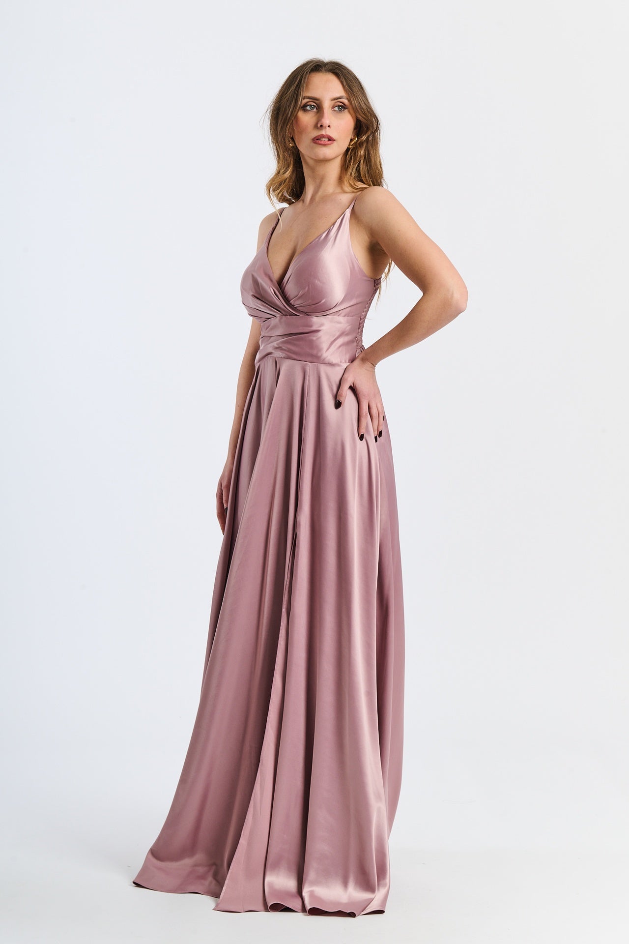 Abito formale rosa antico con taglio fluido, spalline sottili e finitura vintag, adatto per serate estive e affascinanti