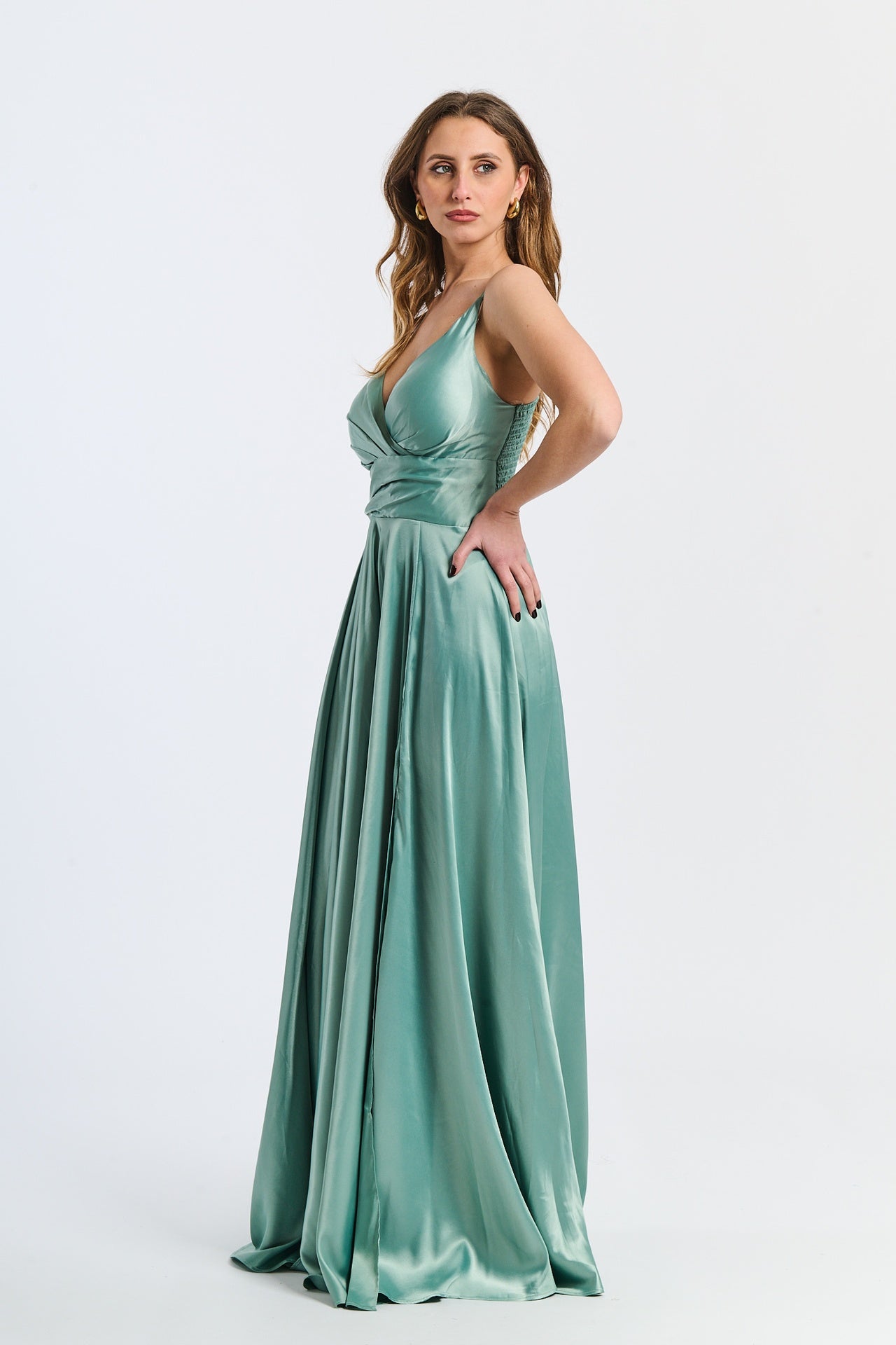 Abito formale salvia con taglio fluido, spalline sottili e finitura naturale, adatto per serate notturne e rassicuranti