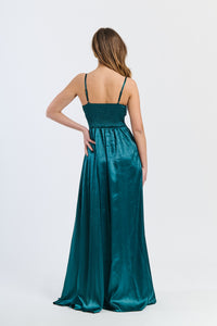 Abito formale verde.S con taglio fluido, spalline sottili e finitura naturale, adatto per serate notturne e rassicuranti