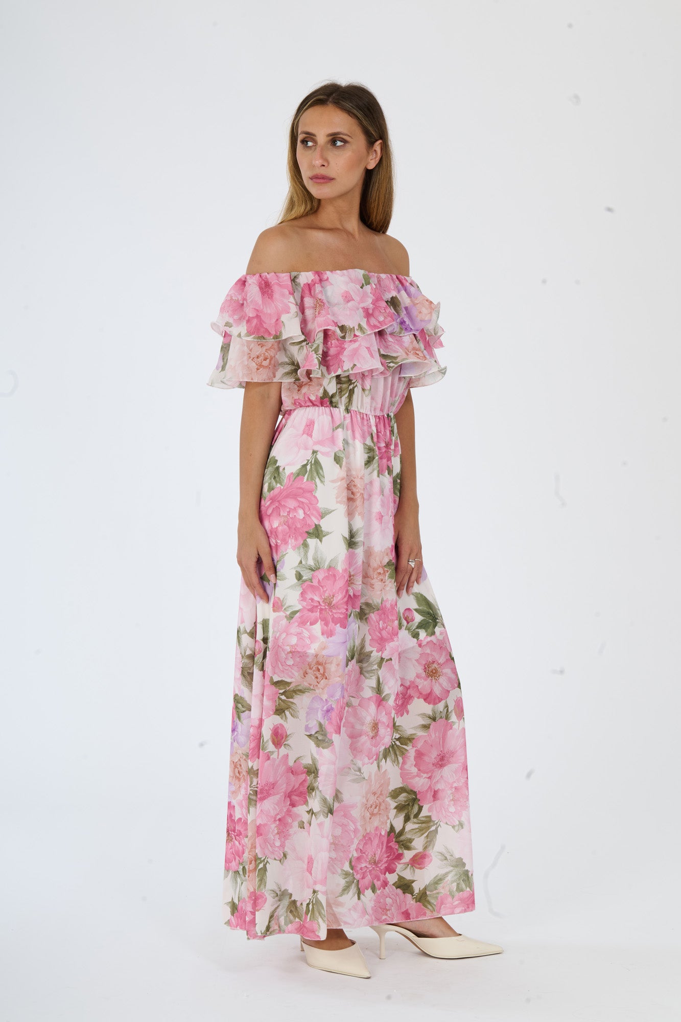 Abito fuxia in tessuto scintillante con stampa floreale, spalline a bardot e ruches, per uno stile vivace e seducente.