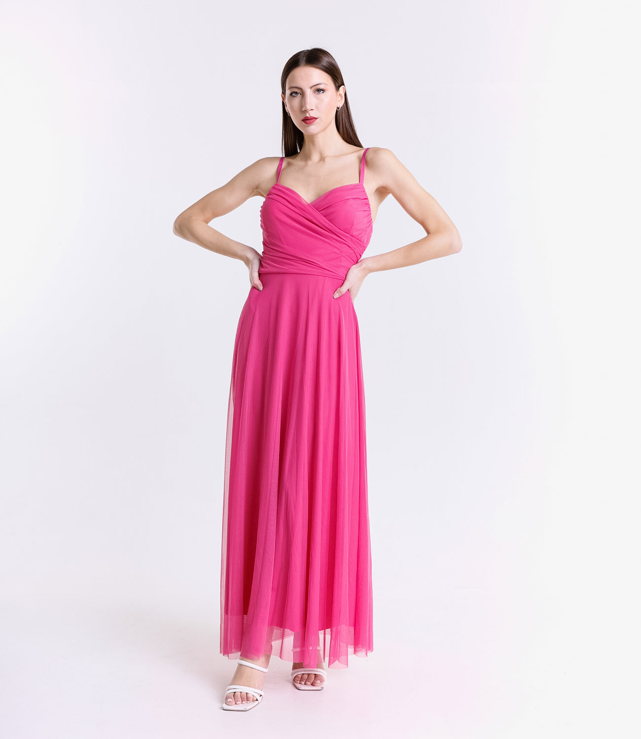 Abito fuxia in tulle, spalline sottili, colore vivace