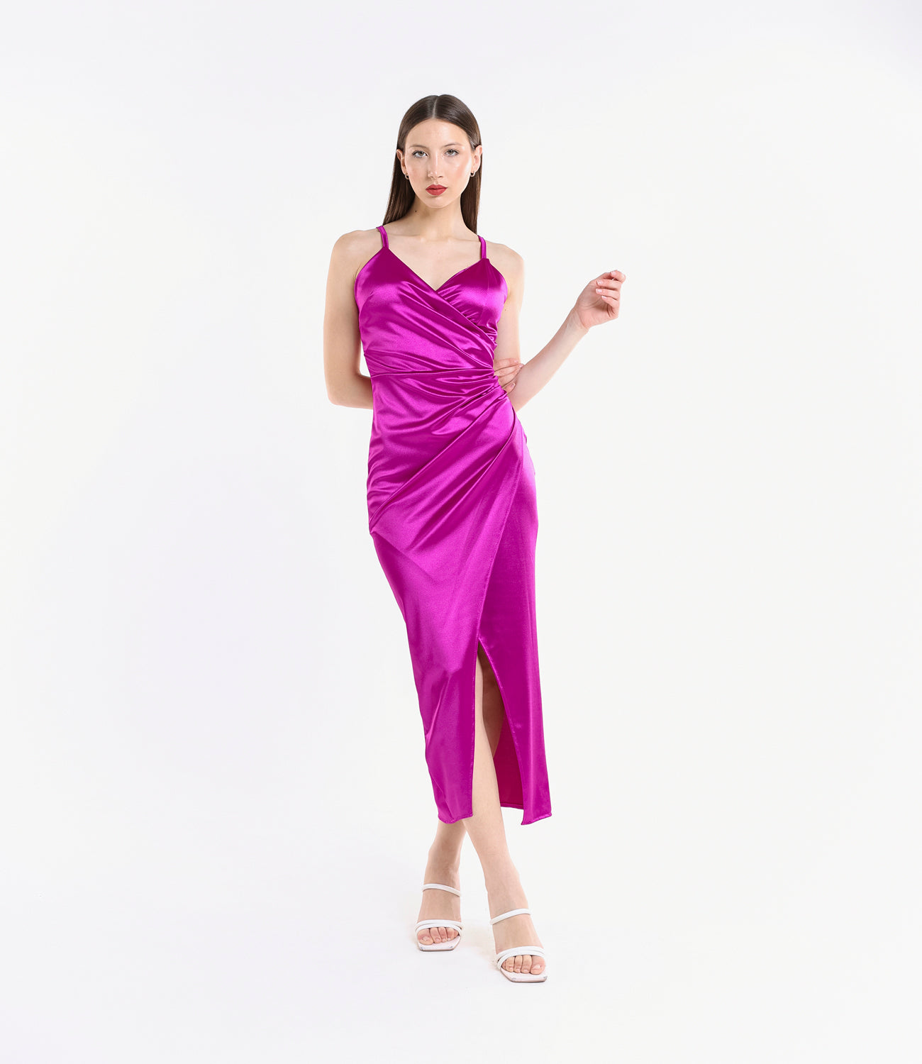 Abito fuxia satinato, spalline sottili, taglio slittato, colore 