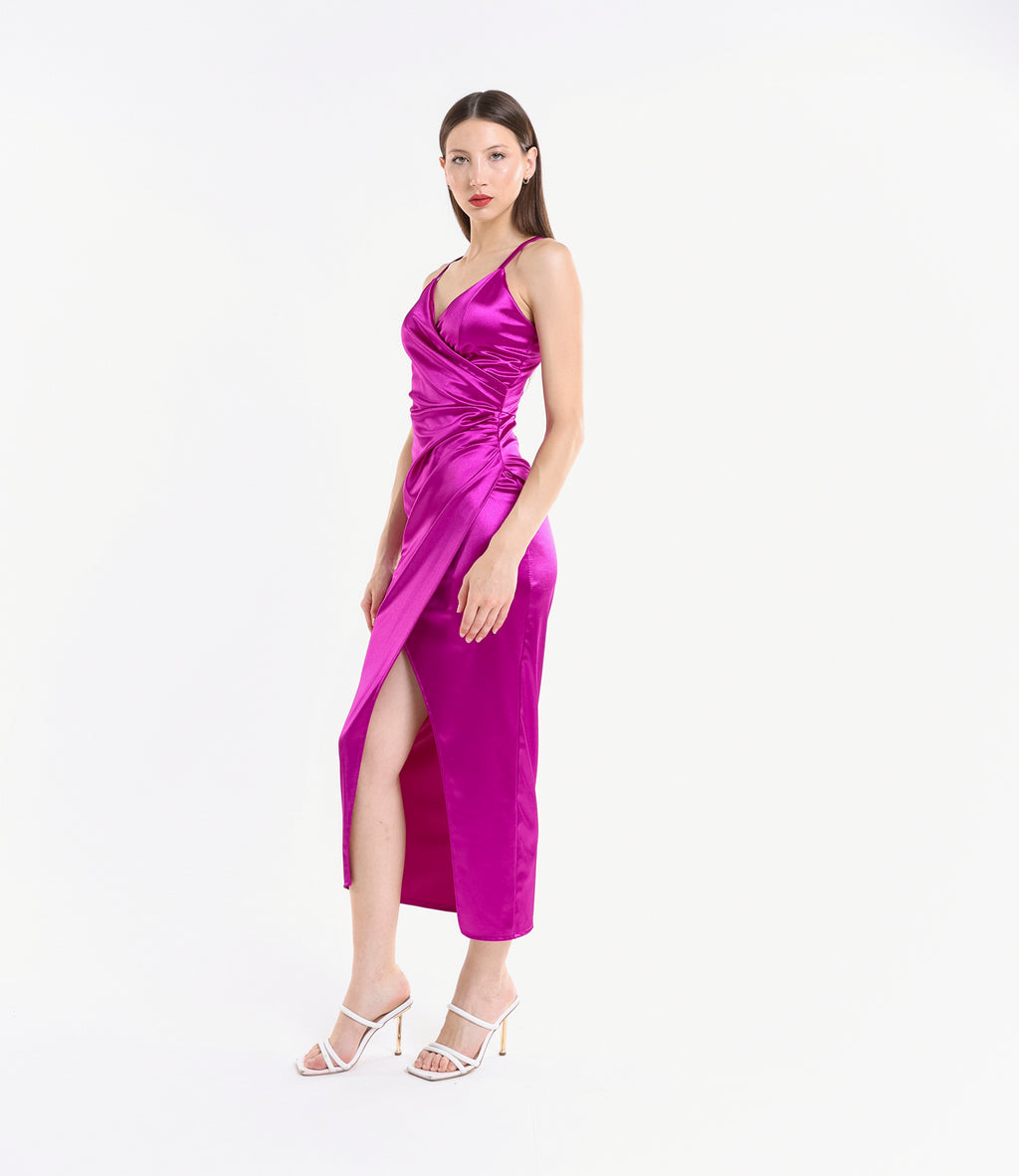 Abito fuxia satinato, spalline sottili, taglio slittato, colore 