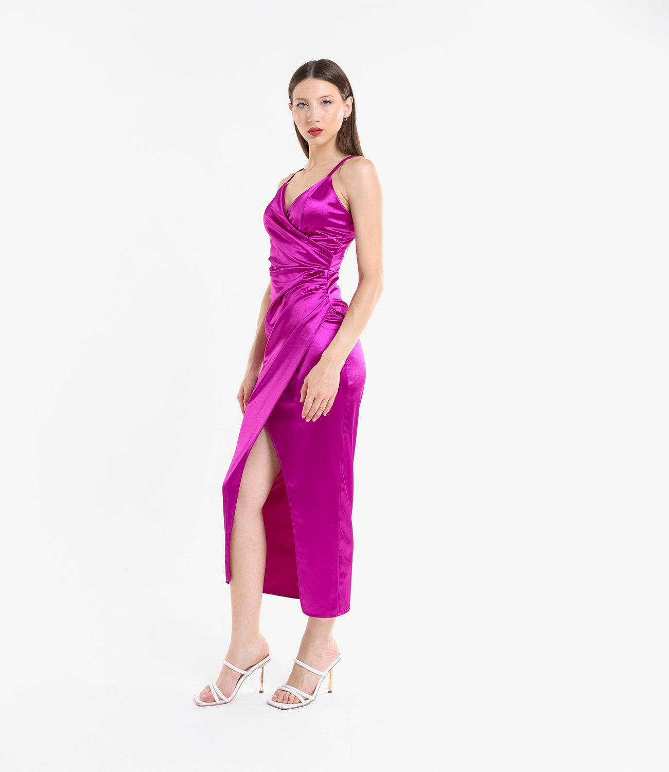 Abito fuxia satinato, spalline sottili, taglio slittato, colore 