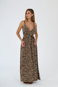 Abito leopardo lungo con spalline sottili e taglio avvolgente, ideale per occasioni estive e chic.