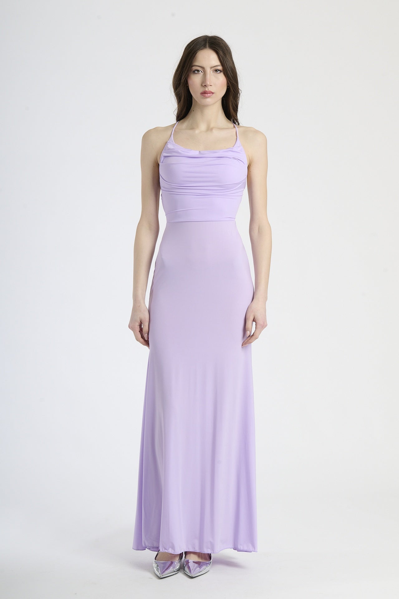 Abito lilla a spalline sottili con taglio aderente, abbigliamento dal tocco surreale e lussuoso.