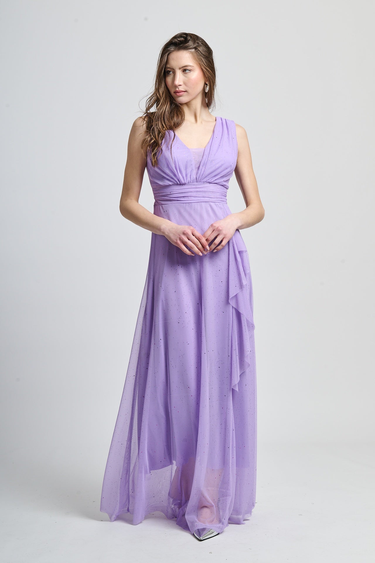 Abito lilla da cerimonia, design fluido e romantico