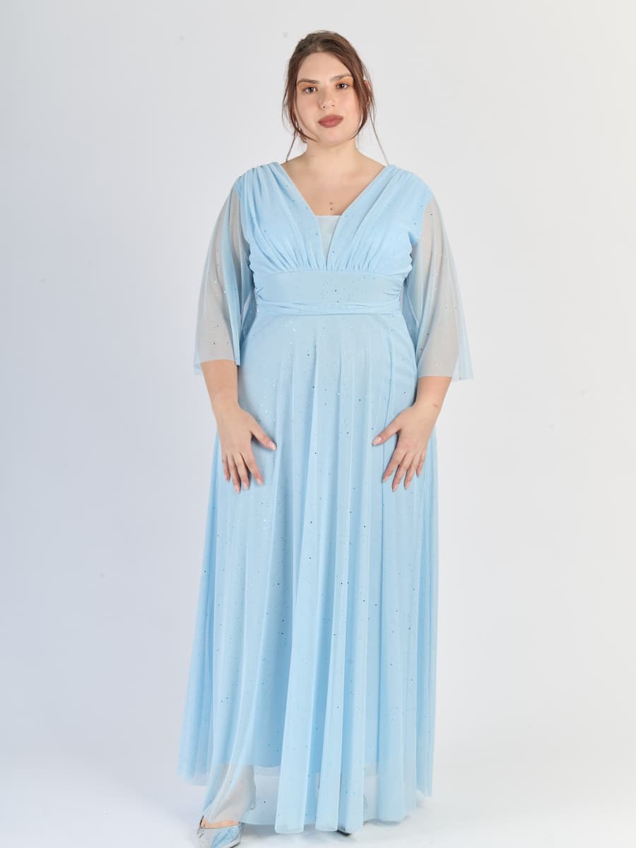 Abito lungo azzurro con scollatura a V e maniche trasparenti, ideale per occasioni eleganti.