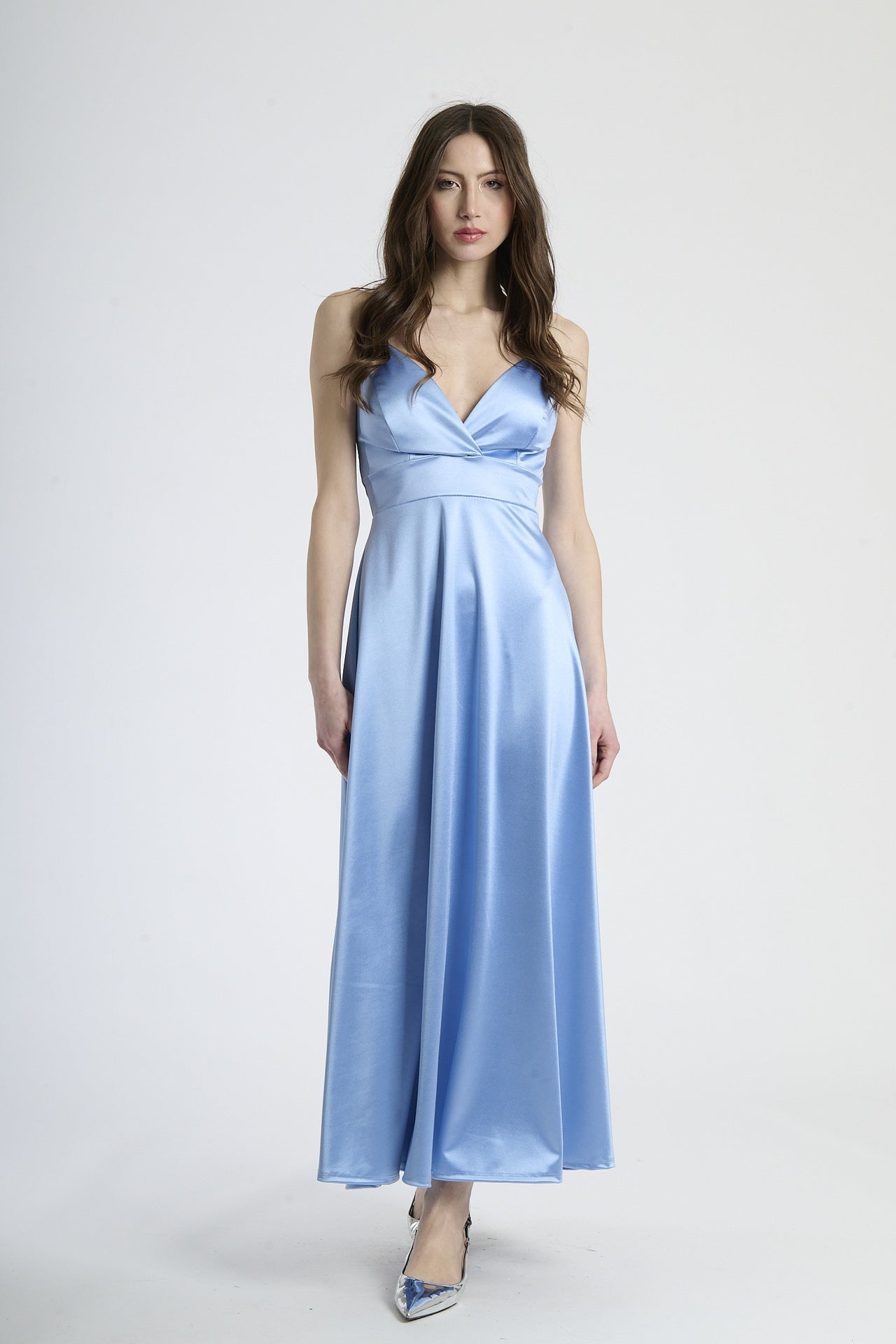 Abito lungo azzurro in raso, con spalline sottili, scollatura a V profonda e silhouette fluida.