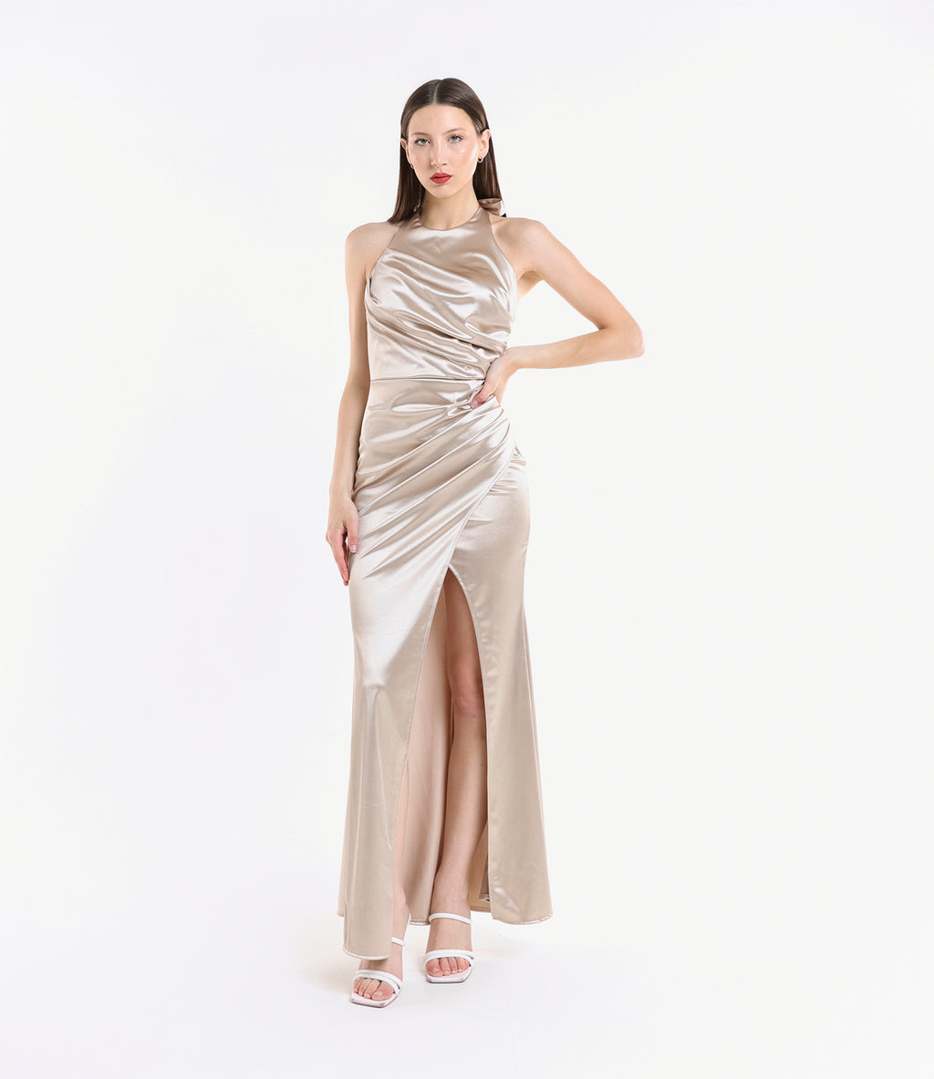 Abito lungo beige classico, design avvolgente in raso lucido