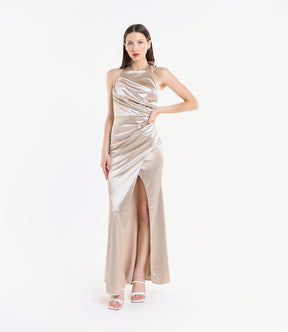 Abito lungo beige classico, design avvolgente in raso lucido