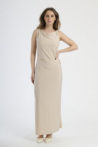 Abito lungo beige senza spalline, colletto drappato per uno stile raffinato.