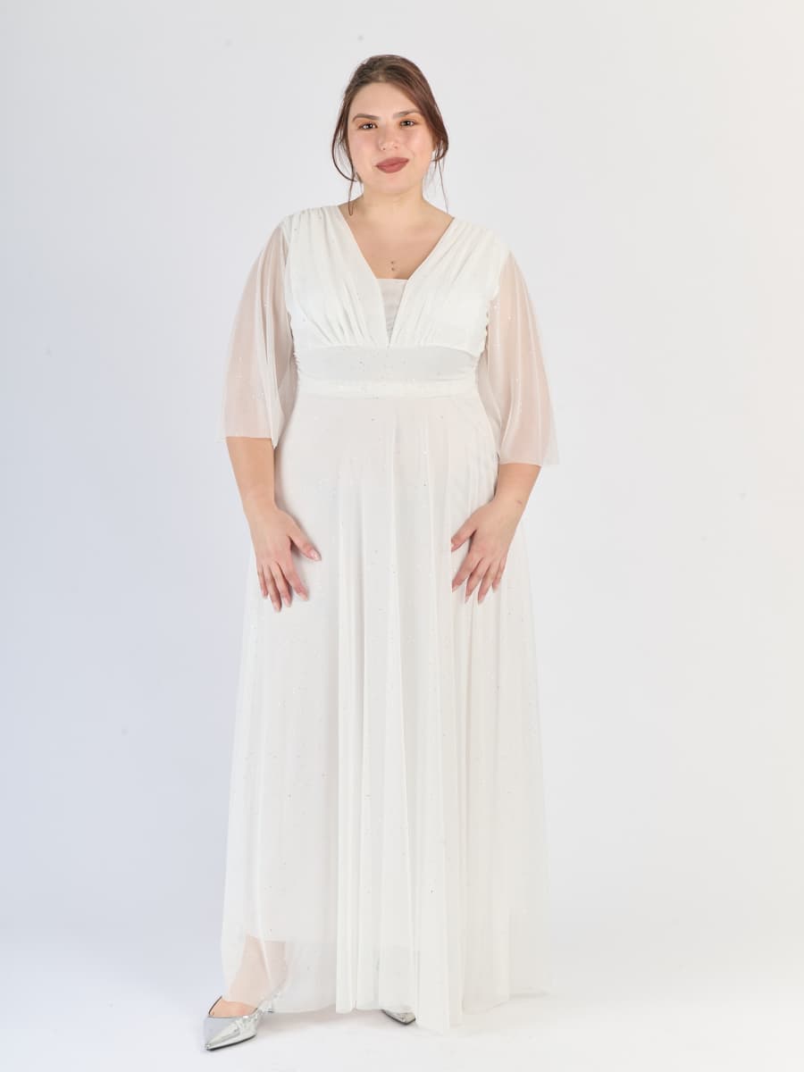 Abito lungo bianco puro, scollatura a V e maniche trasparenti, simbolo di semplicità elegante.