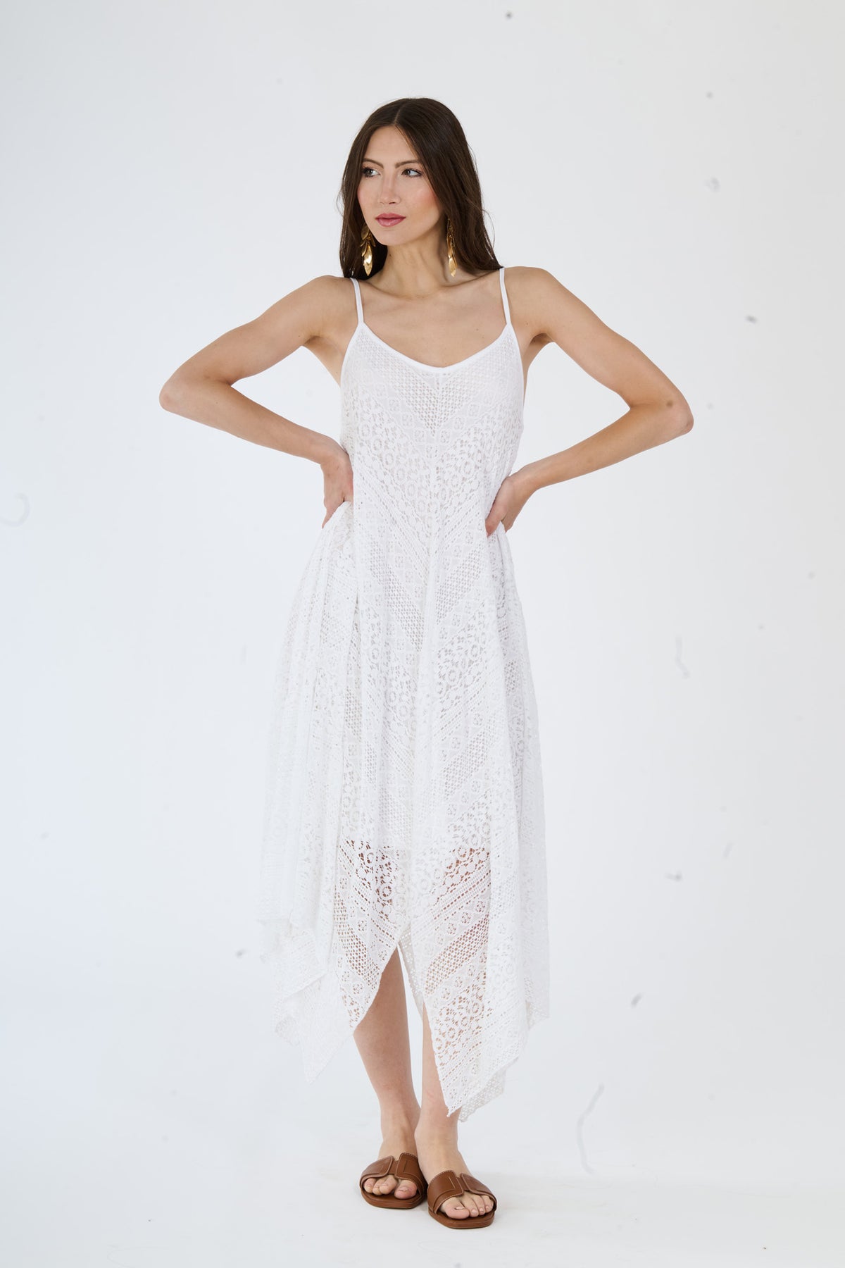 Abito lungo bianco a maglia a fori con spalline sottili, ideale per le giornate estive.
