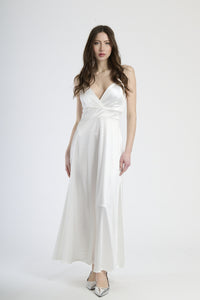 Abito lungo bianco in raso, con spalline sottili, scollatura a V profonda e silhouette fluida.