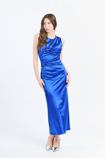 Abito lungo bluette in raso, scollo asimmetrico e silhouette dritta