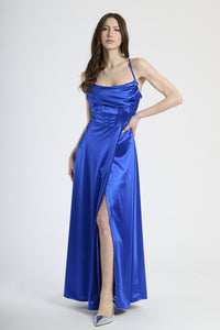 Abito lungo bluette in raso, con spalline sottili, colletto drappato e spalanca laterale.