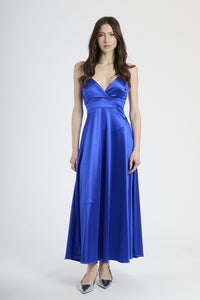 Abito lungo bluette in raso, con spalline sottili, scollatura a V profonda e silhouette fluida.
