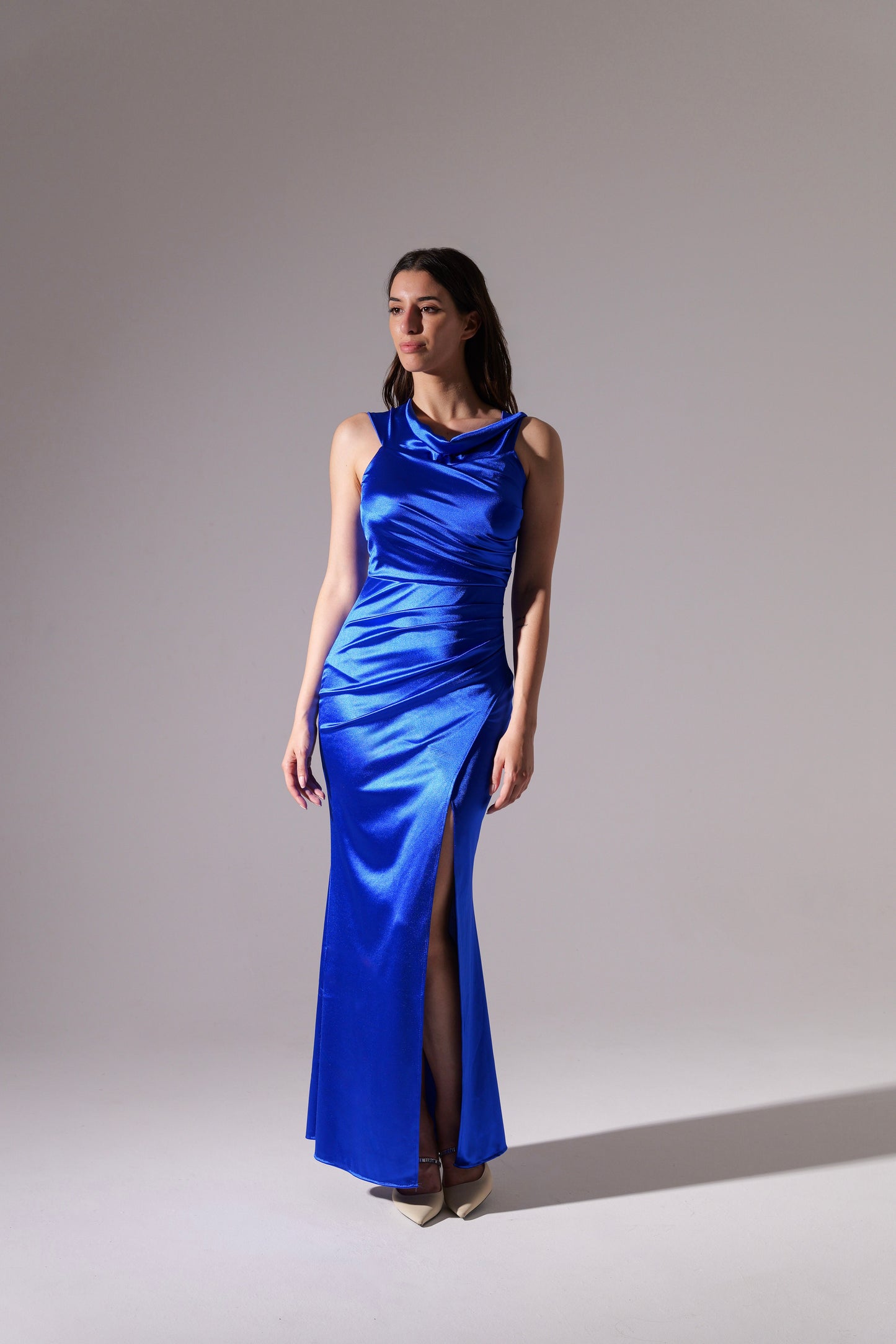 Abito lungo bluette in raso rinfrescante, scollo a spalline nude e gonna con slittino