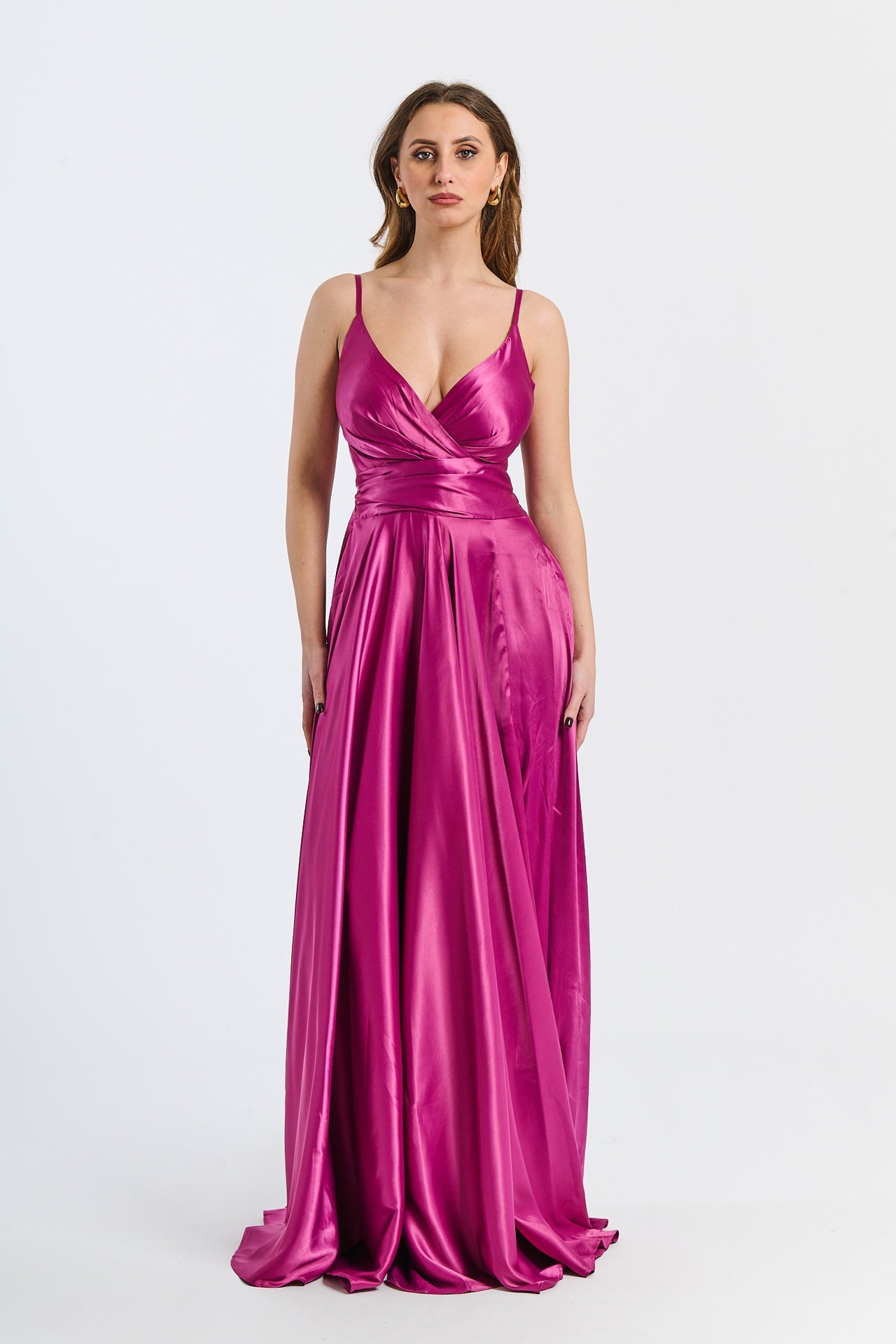 Abito lungo ciliegio in raso delicato, scollatura a V dolce e gonna volante, design romantico e affascinante