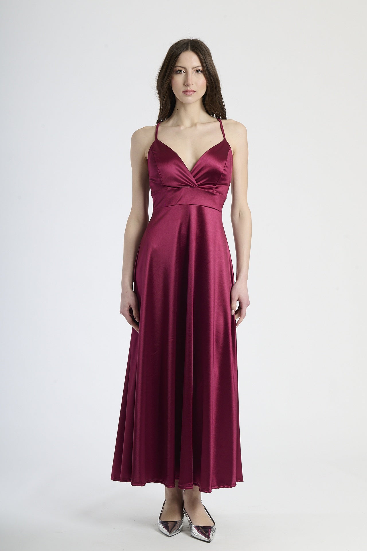 Abito lungo ciliegio in raso, con spalline sottili, scollatura a V profonda e silhouette fluida.