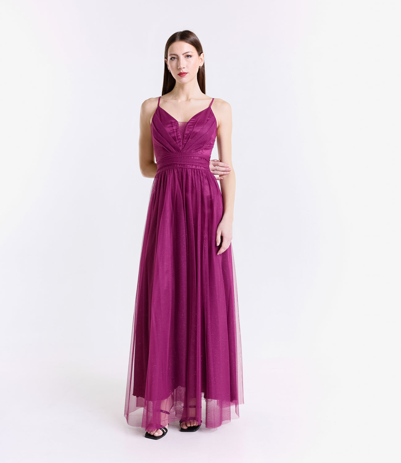 Abito lungo ciliegio in tulle tenero, spalline sottili e scollo a V