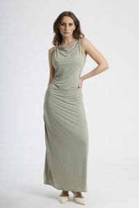 Abito lungo di colore militare senza spalline, colletto drappato per uno stile accattivante.