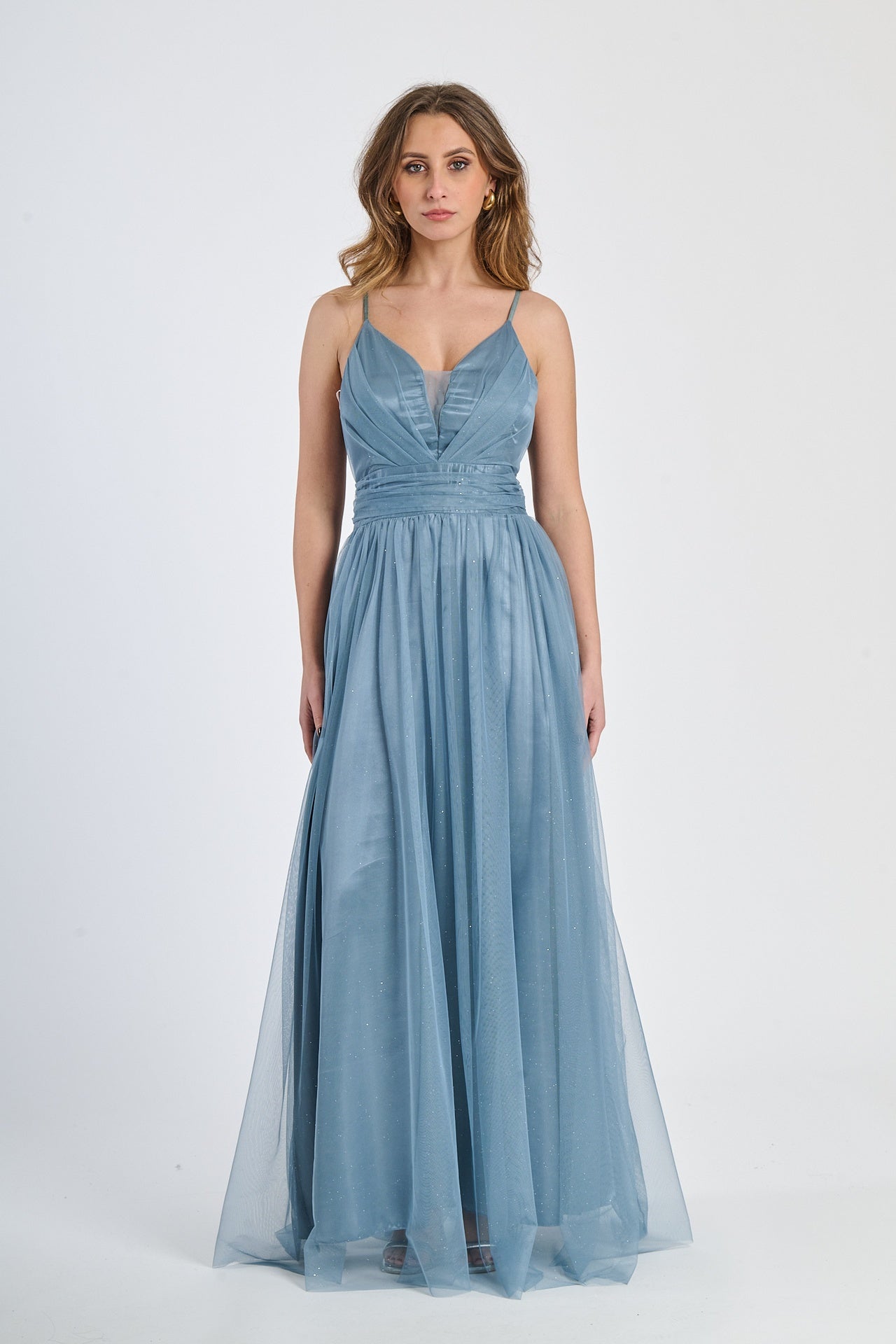 Abito lungo grigio in tulle neutro, spalline sottili e scollo a V