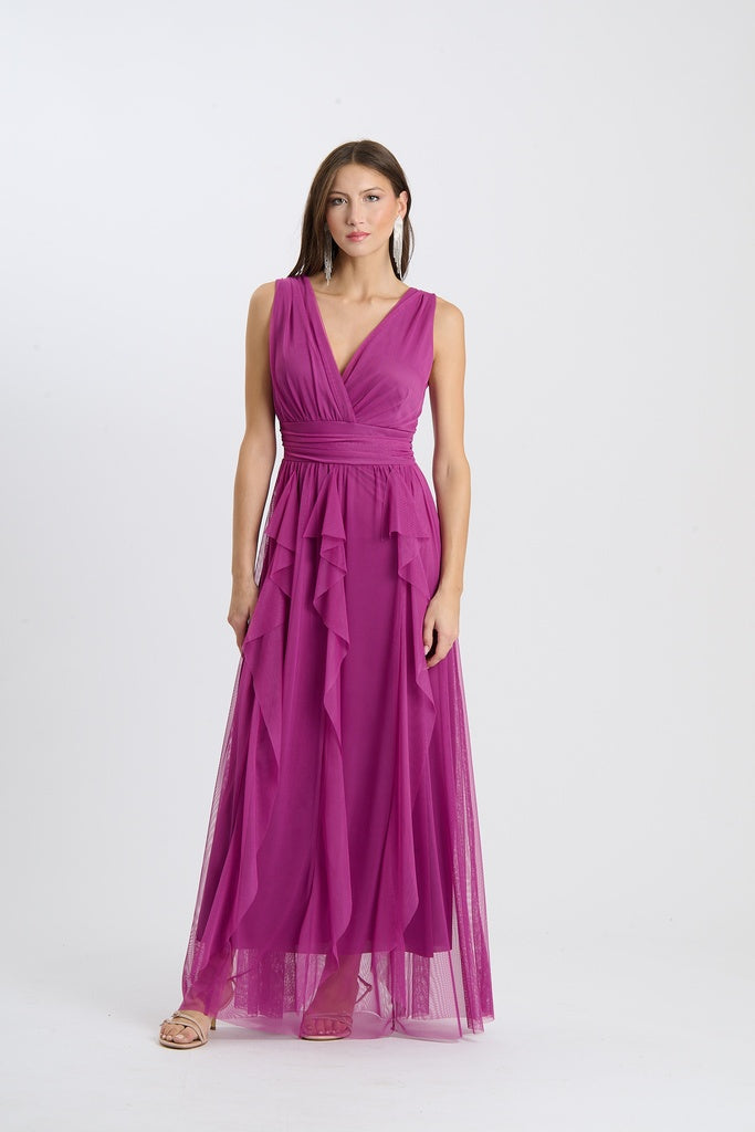 Abito lungo in ciliegio senza spalline, scollatura a V incrociata, ideale per matrimoni o eventi chic.