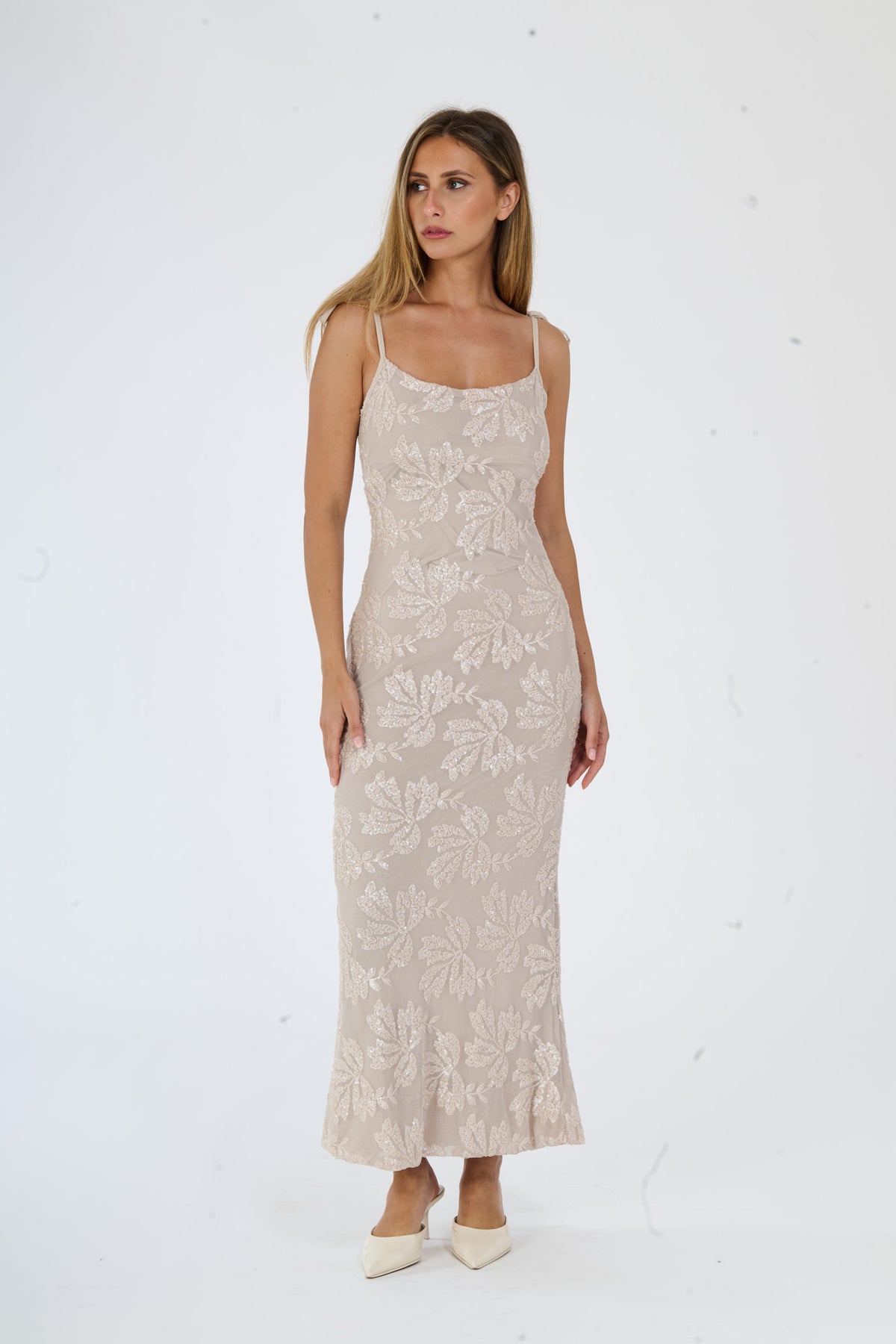 Abito lungo in pizzo avorio con spalline sottili, perfetto per uno stile elegante.