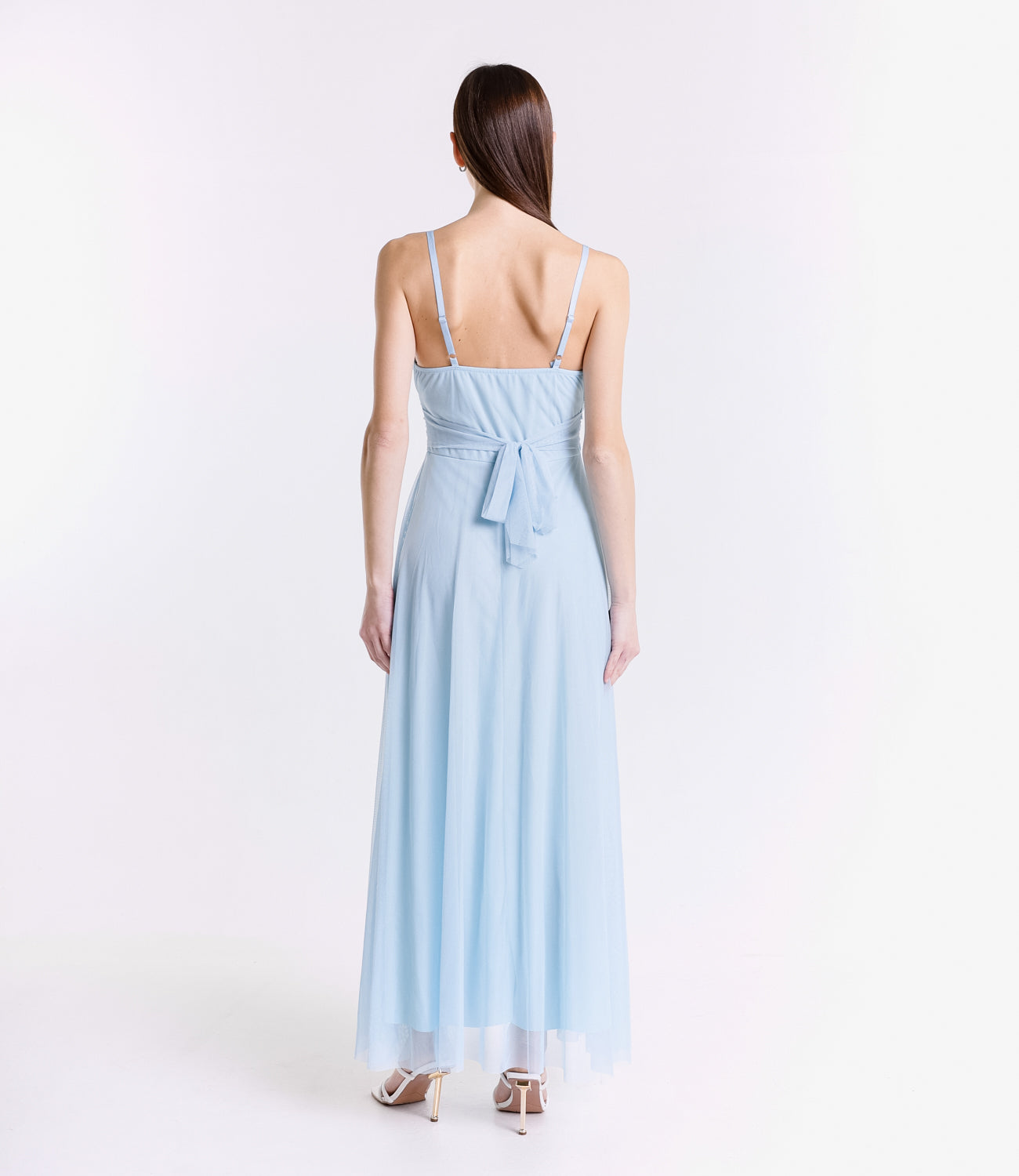 Abito lungo in tulle azzurro, spalline sottili, effetto fluido