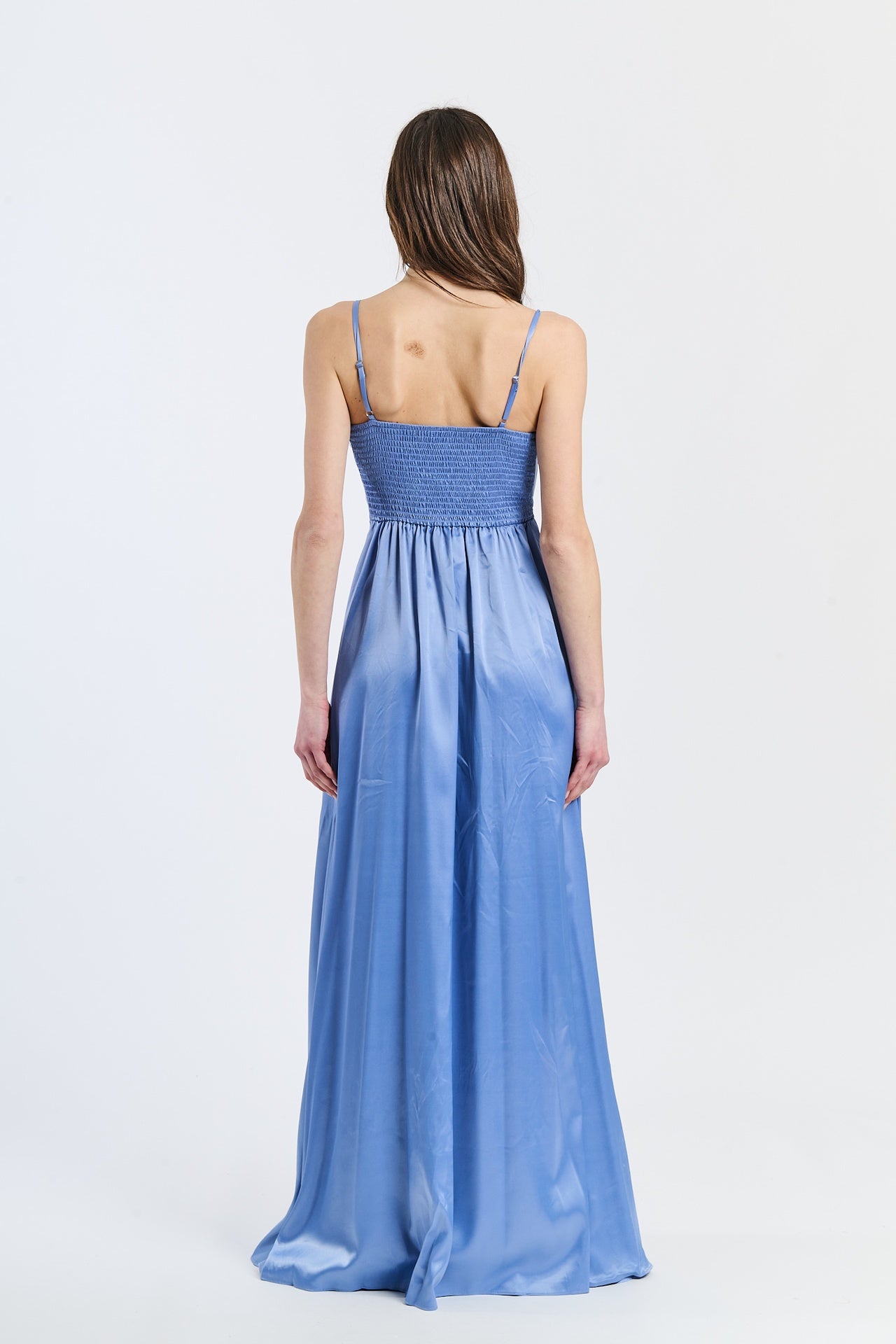 Abito lungo lavanda in raso delicato, scollatura a V dolce e gonna volante, design romantico e affascinante