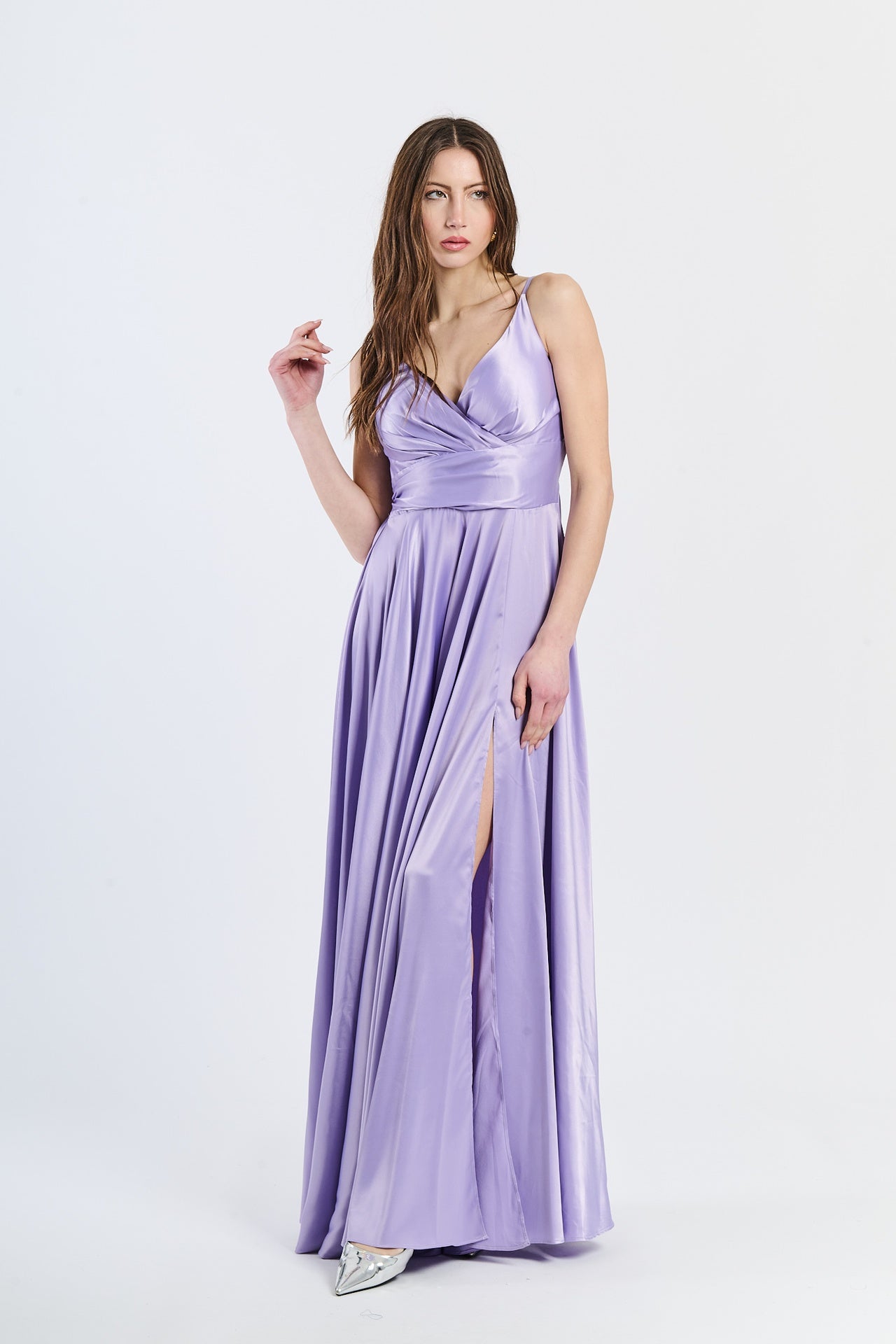 Abito lungo lilla in raso affascinante, scollatura a V unica e gonna volante, design romantico e glamour