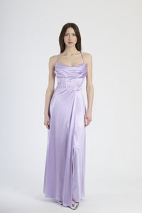 Abito lungo lilla in raso, con spalline sottili, colletto drappato e spalanca laterale.