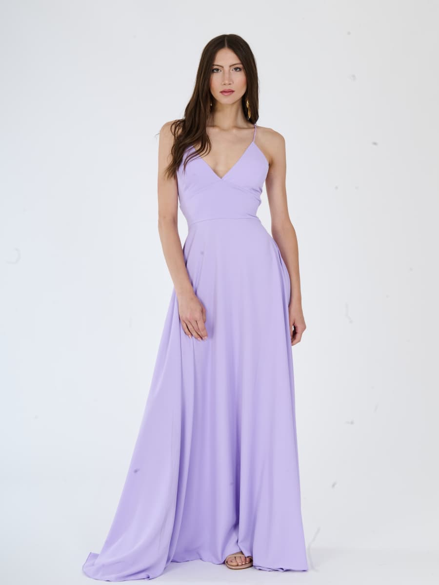 Abito lungo lilla romantico con scollo a V, ideale per eventi estivi.